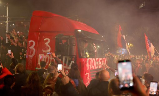 Това е символ за Европа: Радост по улиците на Белград след поражението на Вучич (СНИМКИ)