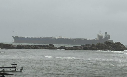 Евакуират още четирима от екипажа на танкера