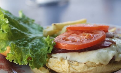 ЕС ще спасява "вегетарианския бургер" и "наденичките на растителна основа"