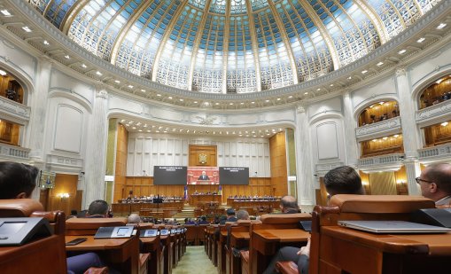 С рекордно мнозинство: Парламентът на Румъния свали правителството