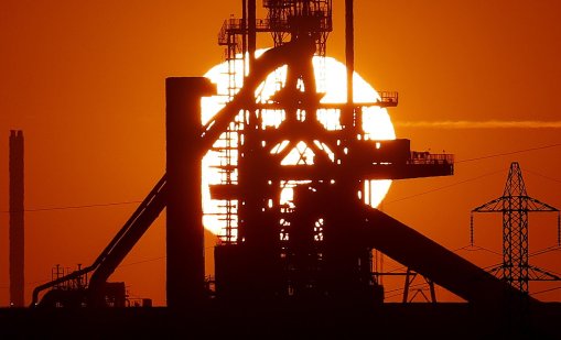 Петролът поевтиня леко след временен лиценз на САЩ за руски доставки