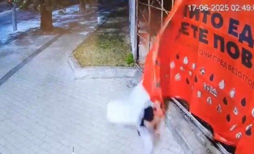 Бащата на Сияна с видео: Млад мъж къса инсталация в памет на загинали деца