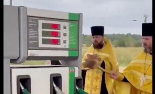 Свещеници борят недостига на гориво в Русия освещавайки... бензиностанции ВИДЕО