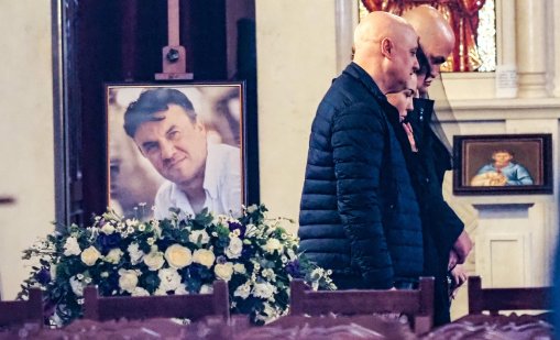 Семейството на "капитана" го изпрати с бели рози и благодарност