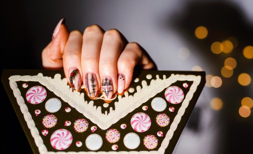 Маникюр за Нова година &ndash; дизайни, с които да изпратите 2025-а