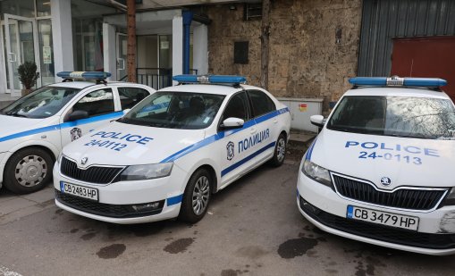 Задържаха двама мъже и непълнолетен за обири от жени и деца в паркове в София