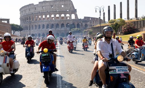 В кадър: Vespa "чукна" 80 години, 10 хил. скутера обиколиха Колизеума