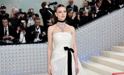 Никола Пелц с топлес снимки, притесни феновете