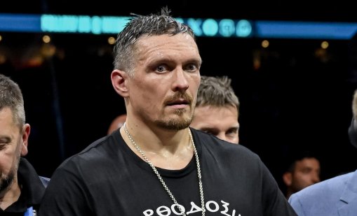 Усик освободи титлата си на шампион в тежка категория на WBO