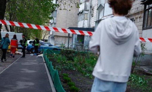 Мъж подпали дома си, излезе на улицата и застреля шестима в Киев