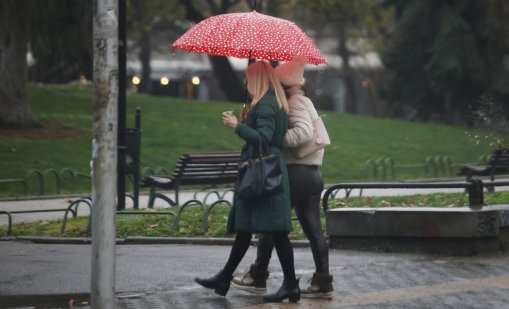 Хладно време утре, на места ще превалява дъжд и сняг