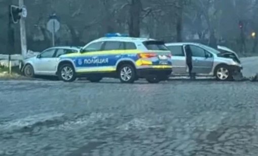 Две коли се удариха челно до жп прелез в Пловдив