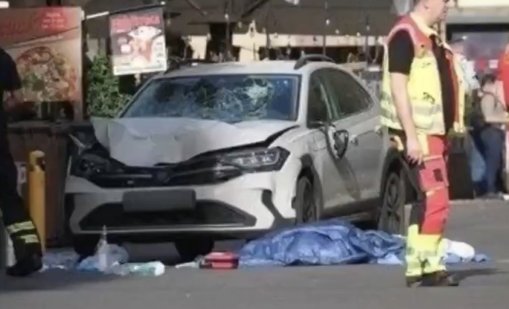 Кола се вряза в тълпа в Лайпциг, двама души загинаха ВИДЕО