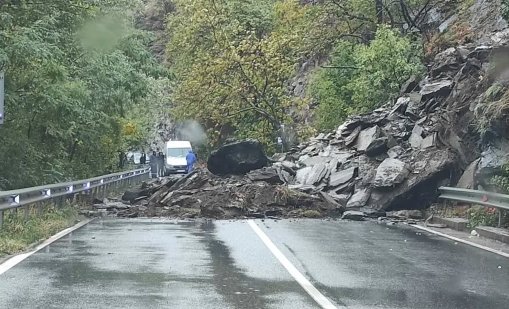 Тонове камъни се свлякоха на пътя Асеновград - Смолян, затвориха го 