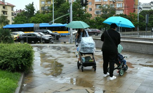 Жълт код за гръмотевични бури и градушки в няколко области днес