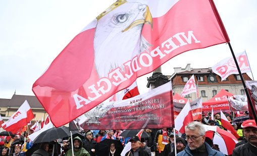 Хиляди поляци протестират във Варшава