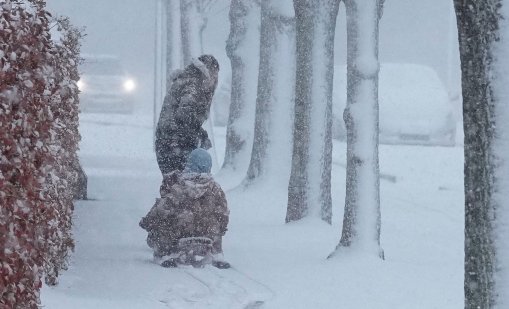 Европа е парализирана от снеговалежи, масово се отменят полети СНИМКИ / ВИДЕО