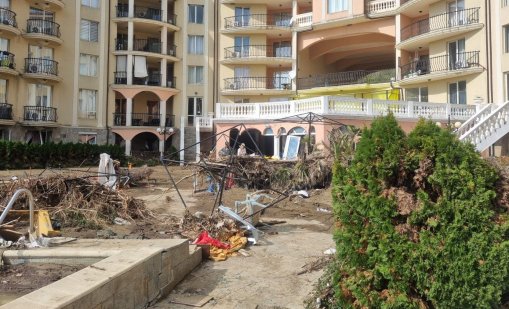 Осем месеца след ужаса в "Елените": Няма ток, вода и канализация