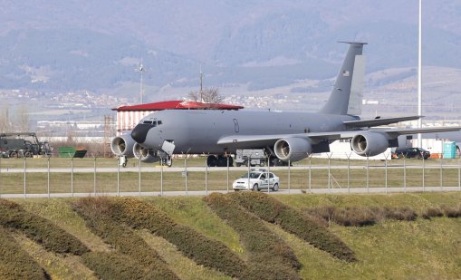 Заради американските самолети, летящи над София, дете пищи и пита: Мамо, във война ли сме? 