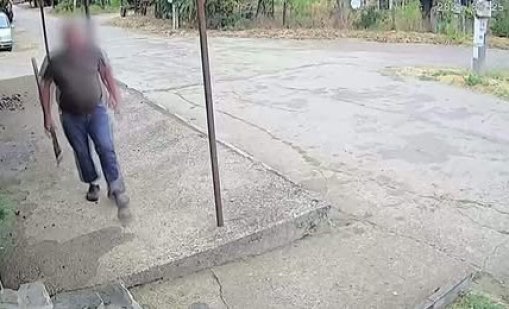 Мъж с брадва вилня пред къща в Бели извор, хората са в страх