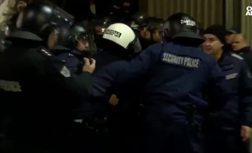 Трима полицаи са пострадали при протеста тази вечер