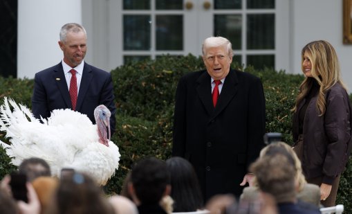 Доналд Тръмп помилва...две пуйки