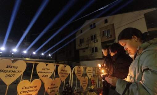 Свещи и сълзи пред "Пулс" година след трагедията в Кочани СНИМКИ