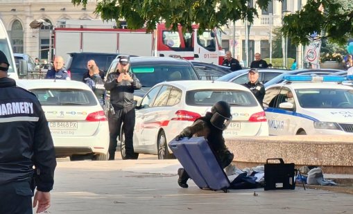 Полицията отцепи района пред президентството заради оставени куфар и раница