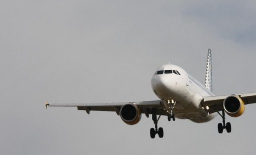 Авиокомпаниите нямат право да начисляват допълнителни такси за гориво след закупен билет