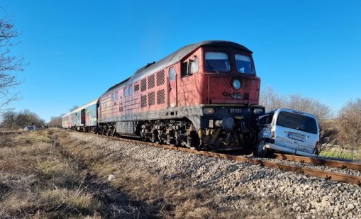 Товарен влак блъсна кола на жп прелез в Симеоновград