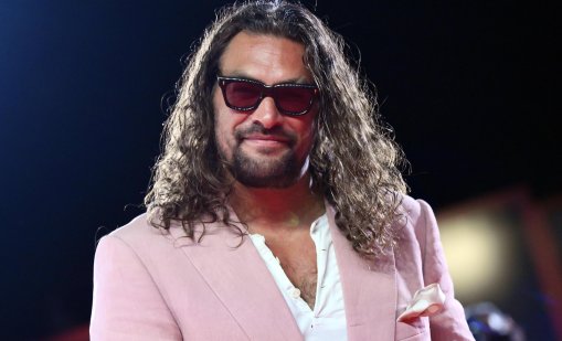 Актьорът Джейсън Момоа се спаси от бушуващите наводнения в Хавай