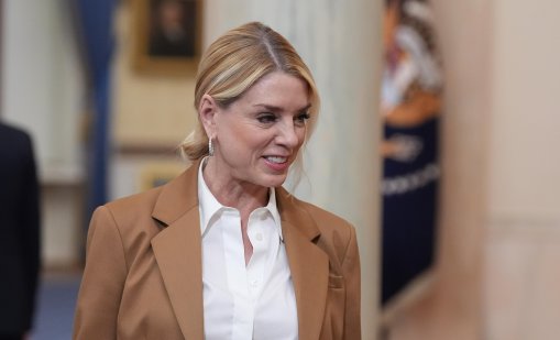 Пам Бонди е диагностицирана с рак на щитовидната жлеза