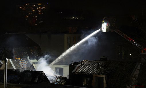 Експлозия предизвика голям пожар в град Утрехт, има ранени