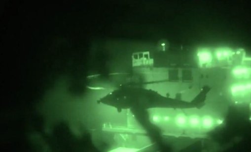 Вижте как американски морски пехотинци поеха контрола над ирански кораб ВИДЕО