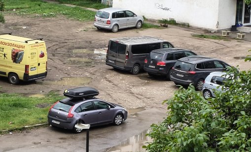 Градска реалност: Градинки-паркинги, разбити улици, занемарени централни части