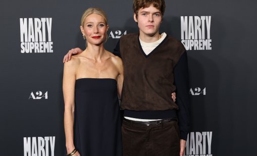 Синът на Гуинет Полтроу се засрамил от секс сцените ѝ