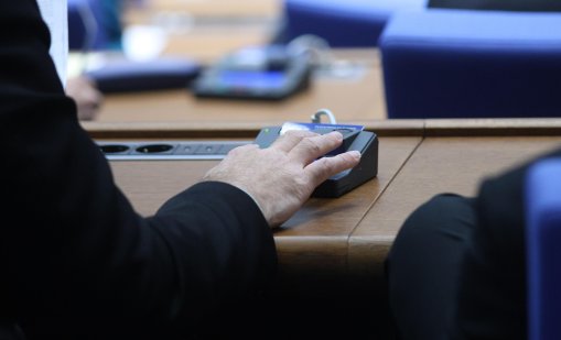 След часове на обсъждане: Религията влиза в учебната програма на първо четене