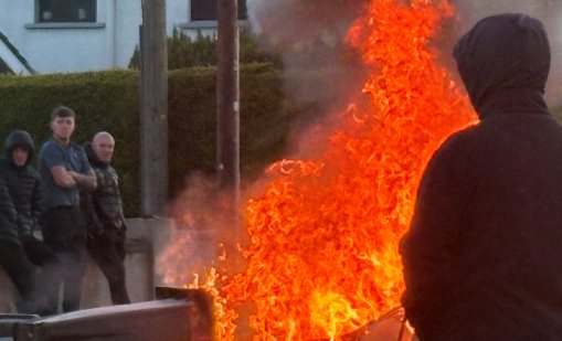 Полицията използва водни оръдия срещу протестиращите в Белфаст (СНИМКИ)