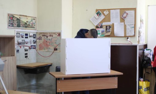 Продължават проблемите с машинното гласуване в Бургас, Троян, Поморие