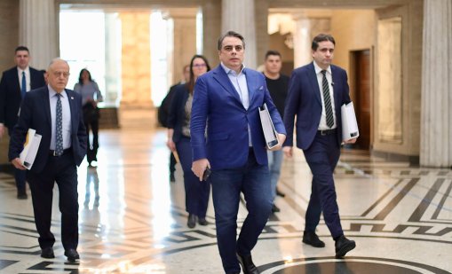 ПП-ДБ се регистрираха в ЦИК, заявиха единство и сила СНИМКИ