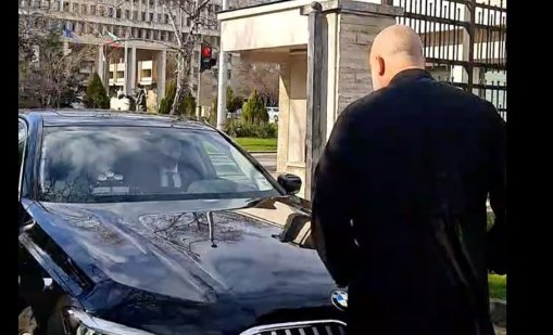 Фалшивият иподякон Наско Стефанов се хвърли върху автомобила на Надежда Нейнски