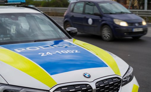 Спипаха 88-годишен без книжка и с нерегистрирана кола след катастрофа 