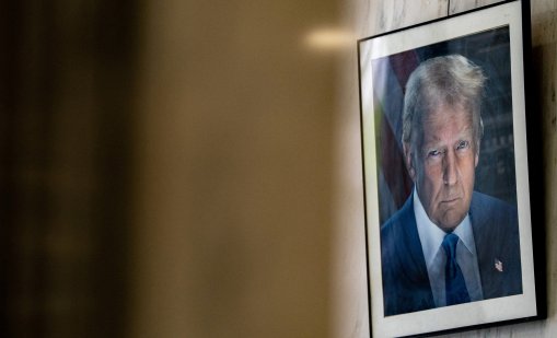 Тръмп премести портретите на Обама и Буш на скрито стълбище