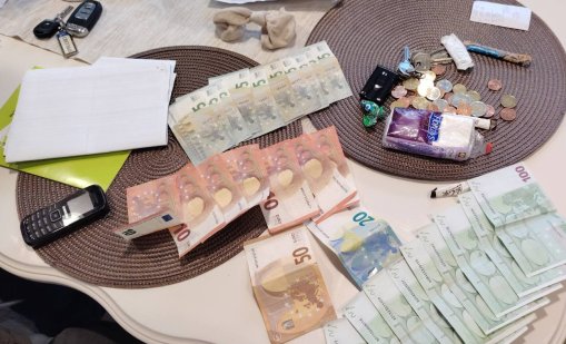 Боксове, пари, мобилки... Разбиха престъпна група с ало измамници СНИМКИ