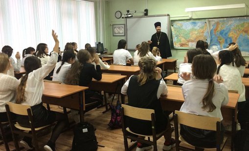 Руската църква е в класните стаи, свещеници преподават "уроци по целомъдрие"