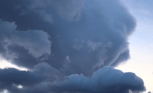 Облачно ще е утре със слаби валежи от дъжд и сняг