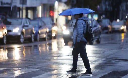Облачно с валежи и днес, вижте къде ще са най-значителни