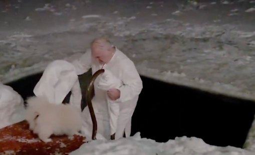  Лукашенко се топна в ледената вода за Богоявление, Умка нервно го пазеше ВИДЕО