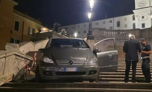 Мъж подкара колата си по Испанските стълби в Рим, объркал пътя ВИДЕО