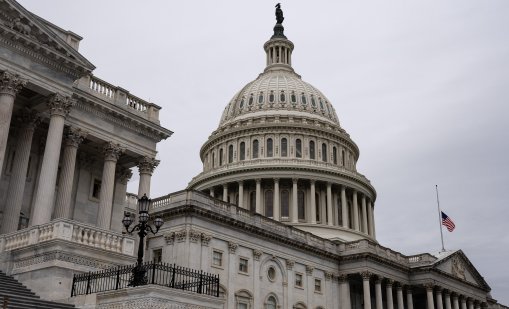 Документите "Епстийн": Бегло споменаване на Тръмп, фокус върху Клинтън